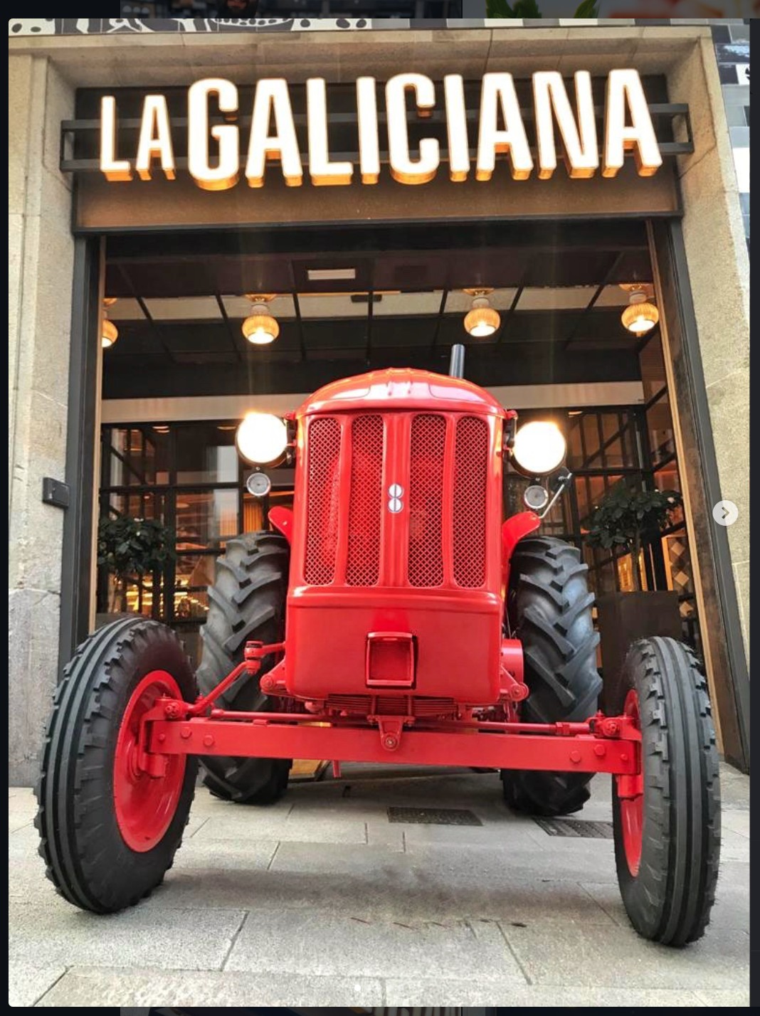 Nuestro emblemático tractor rojo en el corazón de La Galiciana